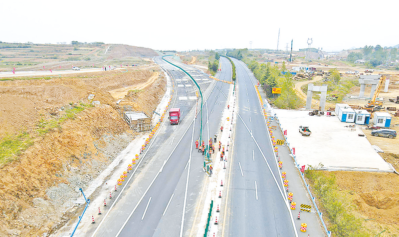 許信高速橫山樞紐互通保通輔道成功實現(xiàn)交通轉(zhuǎn)換2022.04.15.png