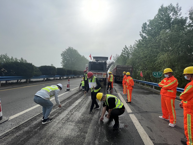 鹽洛高速公路許扶段路面修復(fù)養(yǎng)護(hù)工程全面開(kāi)工2022.04.21.jpg