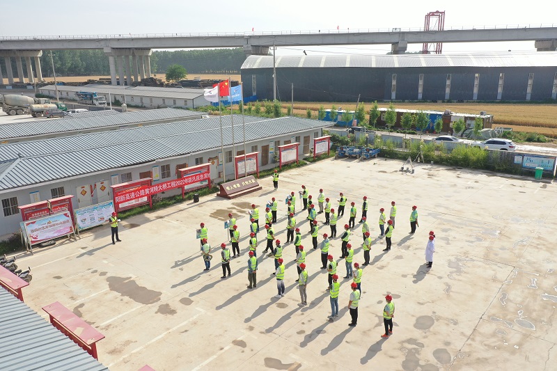 陽新高速黃河特大橋項(xiàng)目組織開展2022年度防汛應(yīng)急預(yù)案演練 (2).jpg