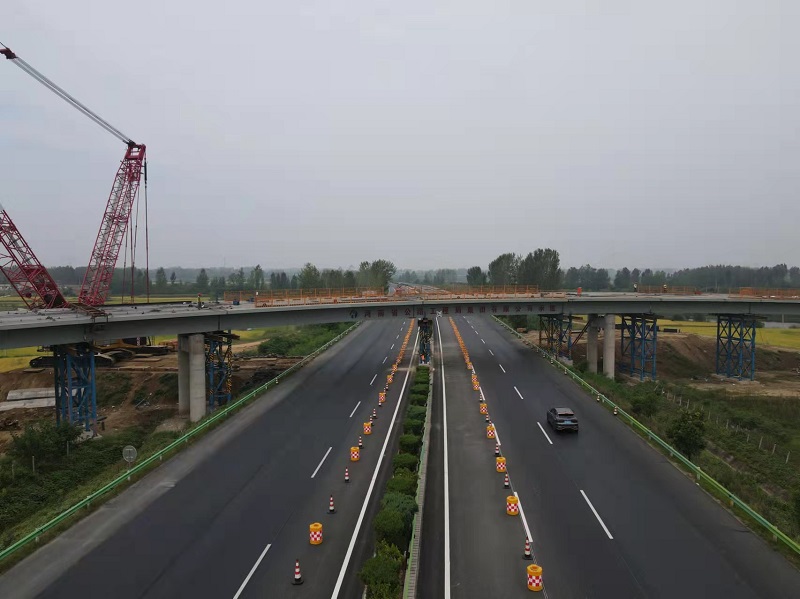 1662631120227.jpg 許信高速9標Q匝道橋鋼箱梁順利完成架設(shè).jpg
