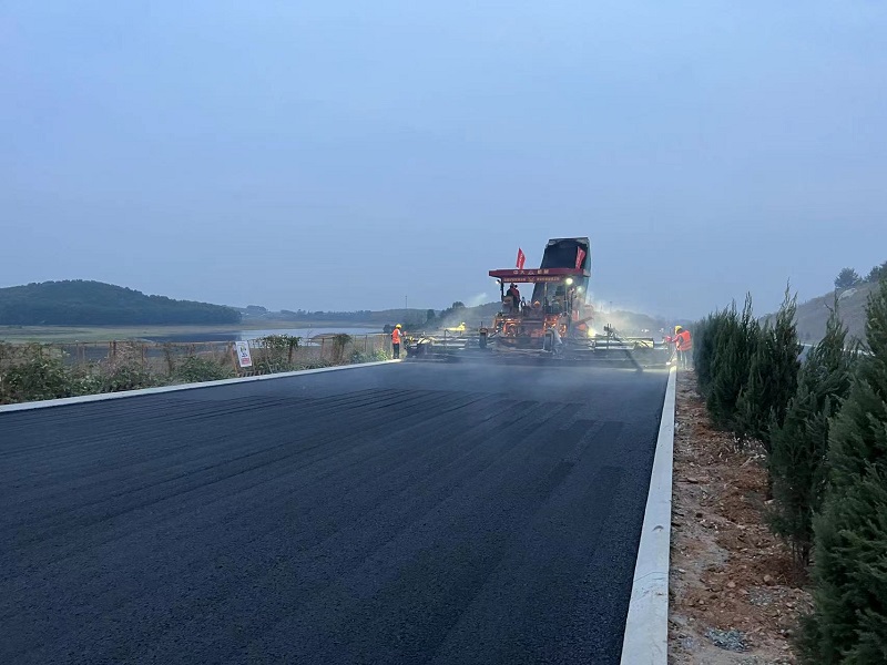 許信高速9標(biāo)完成主線瀝青中面層攤鋪任務(wù)1.jpg