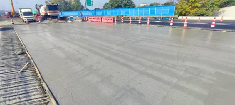 連霍大修橋面鋪裝混凝土澆筑.jpg