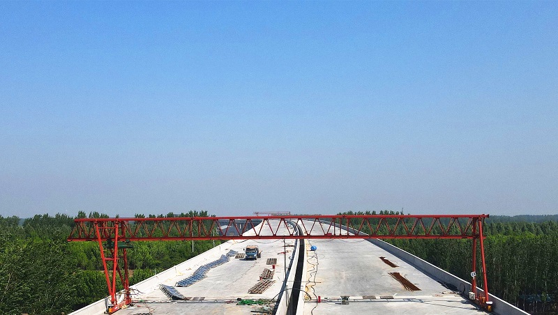 陽新高速公路黃河特大橋主體工程右幅半幅順利貫通.jpg