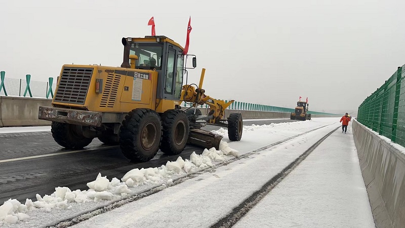 1702631609635.jpg 沿太行新鄉(xiāng)段全線除雪作業(yè) (2).jpg