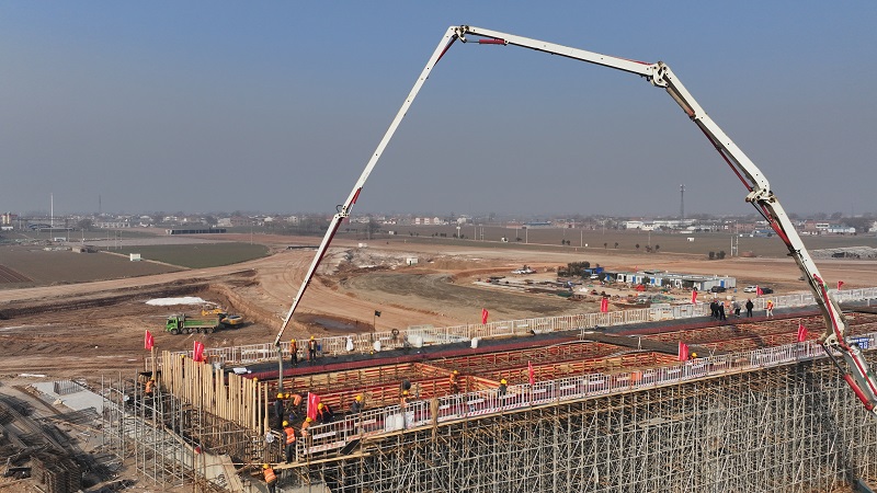 1705018617901.jpg 焦平高速焦滎段二標(biāo)郭莊樞紐互通現(xiàn)澆箱梁開始澆筑1.jpg