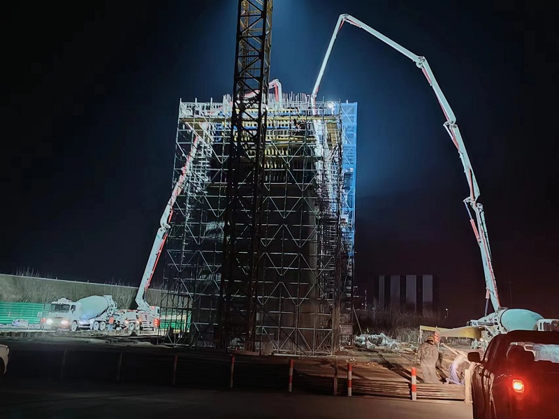 1705018744730.jpg 焦平高速焦滎段南水北調(diào)斜拉橋82#主墩下橫梁首層大體積混凝土順利澆筑.jpg